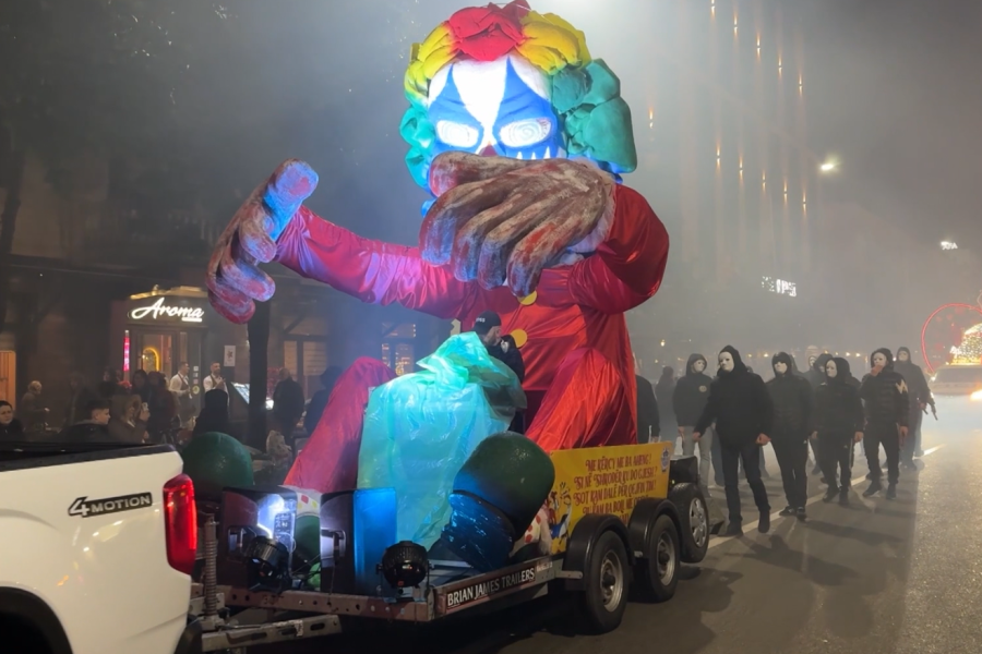 VIDEO/ Karnavalet rikthejnë festën në Shkodër, paradë shumëngjyrëshe në rrugët e qytetit