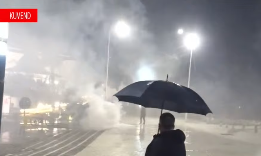 Tension i lartë para Parlamentit, policia i përgjigjet turmës me ujë dhe gaz lotësjellës