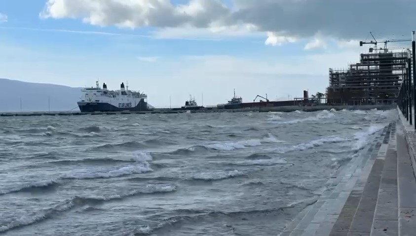 Përkeqësimi i motit në Gjirin e Vlorës, paralajmërim për mjetet lundruese