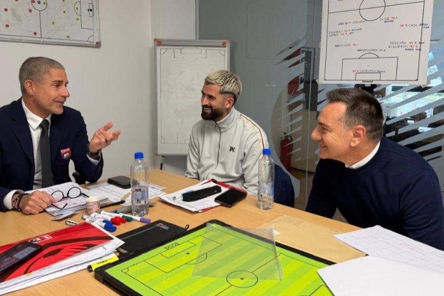 Silvinjo dhe stafi teknik ndjekin nga afër lojtarët kuqezi në përgatitjet për ndeshjen e “Play-Off”-it ndaj Polonisë