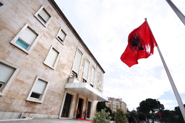 Këshilli i Ministrave miraton rritjen e pagës për mësuesit dhe ushtarakët, bën emërime të reja