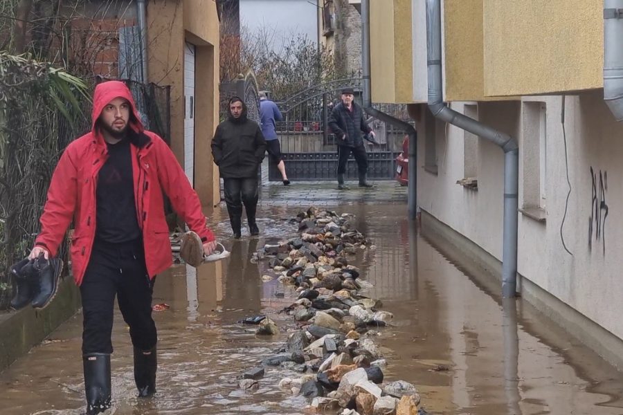 Përmbytje masive në RMV, evakuuohen qindra banorë, rrezik nga rritja e lumenjve