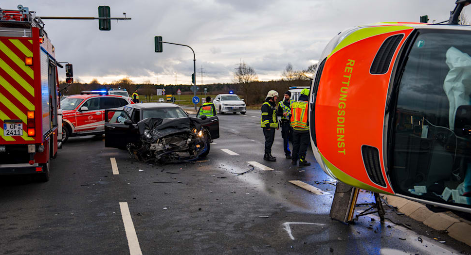 Ambulanca përplaset me  Mini Cooper  in që drejtohej nga një e re  5 të plagosur në Gjermani