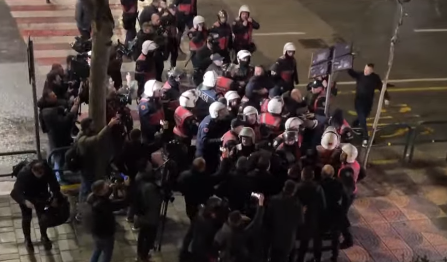 VIDEO/ Përplasje pranë selisë së PD-së, Noka dhe Këlliçi përballen me dy policë civilë
