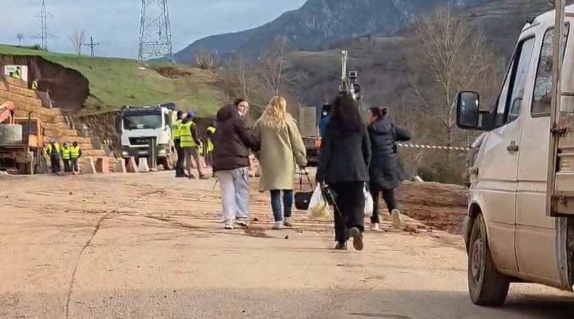 Bllokohet aksi Librazhd–Korçë, qytetarët kalojnë në këmbë