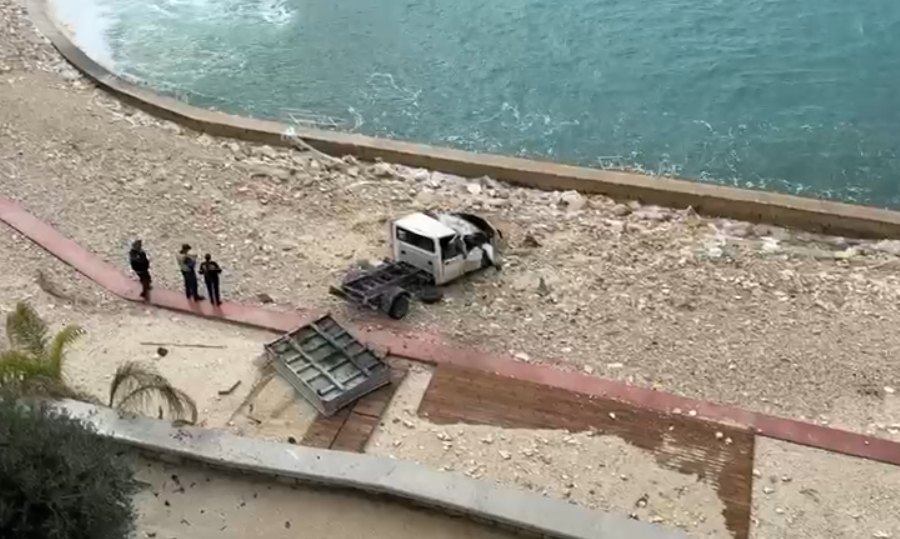 VIDEO/ Kamionçina thyen barrierat dhe “fluturon” në plazh, një i plagosur nga aksidenti në Vlorë