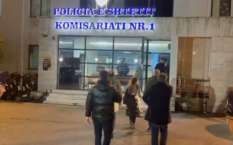 Mbi 30 të shoqëruar pas protestës, deputetët e PD-së shkojnë te Komisariati Nr. 1