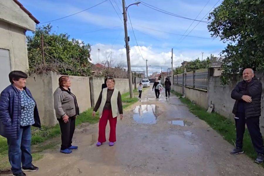 Banorët e Daullasit në protestë: Paguajmë taksa por jetojmë mes baltës dhe gropave