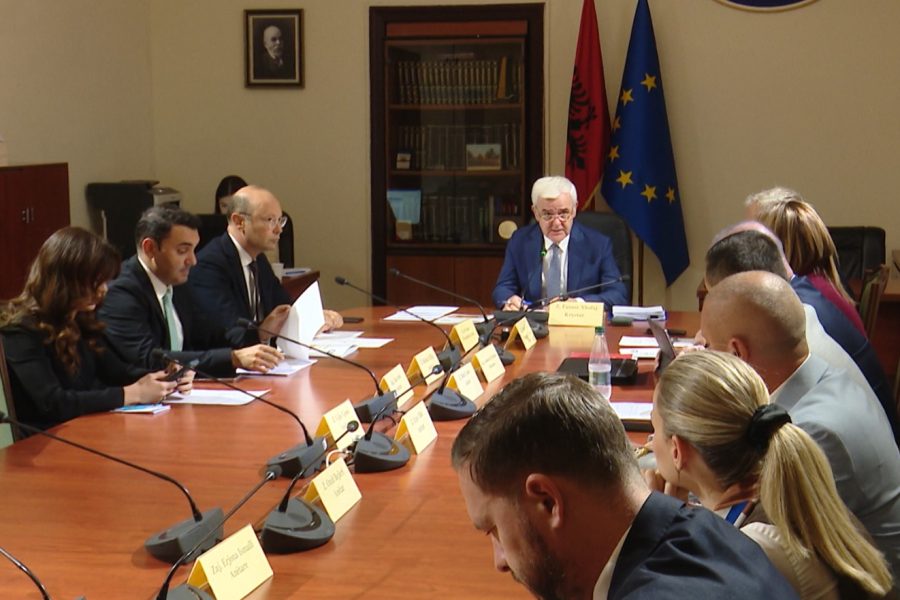 Komisioni ‘Xhafaj’ miraton draft-kalendarin vjetor 2026 për mbikëqyrjen parlamentare ndaj disa institucioneve