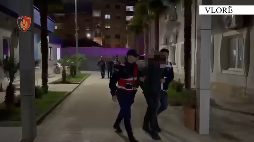 Ju gjetën 57 kg kanabis në makinë, arrestohen dy persona në Vlorë