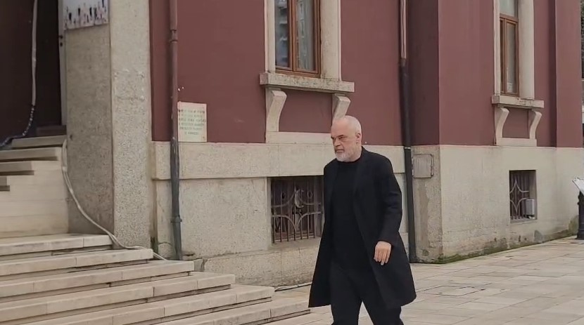 Banorët që preken nga projekti TID protestë, Edi Rama mbërrin në Bashkinë Durrës