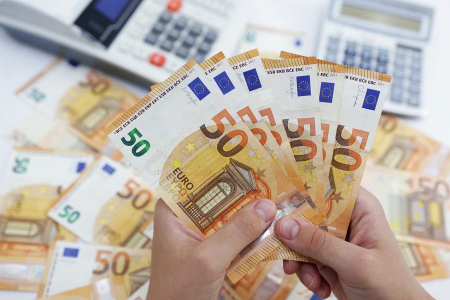 Euro në rënie 30% në 10 vjet, turizmi dhe remitancat ndikojnë në forcimin e lekut