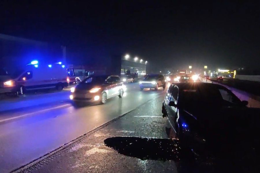 Makina përplas motorin në autostradën Durrës-Tiranë, plagoset një person