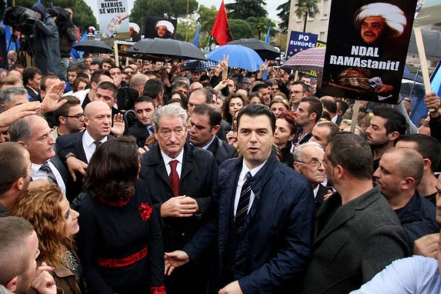 Çadra e Bashës futi në lojë ndërkombëtarët! Po Berisha?! E zbulon gazetari