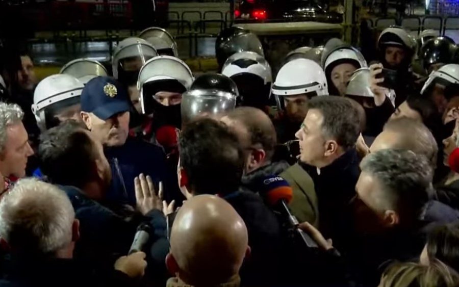 Protesta e Opozitës/ Tensione mes policisë dhe deputetëve të PD-së para selisë së partisë