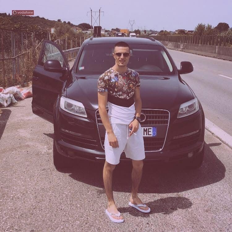 FOTO  Sherri me thikë në Tiranë  kush është i riu që humbi jetën 