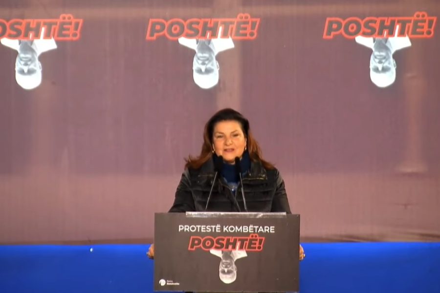 “Të heqim frikën”, Kush është aktorja e njohur e filmave shqiptar që hapi protestën e opozitës