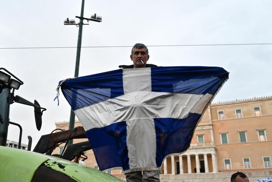 Traktorët  pushtojnë  sheshin Syntagma  fermerët grekë kërkojnë zgjidhje për çmimet dhe kostot