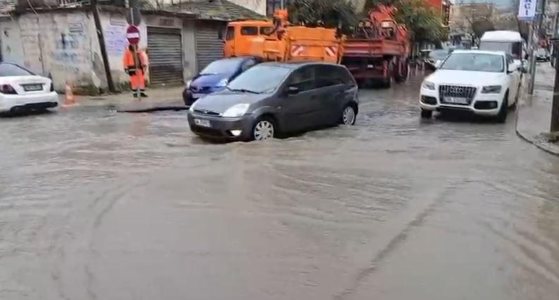 Reshjet e shiut shkaktojnë probleme në Durrës, rrëshqitje dheu në Currila
