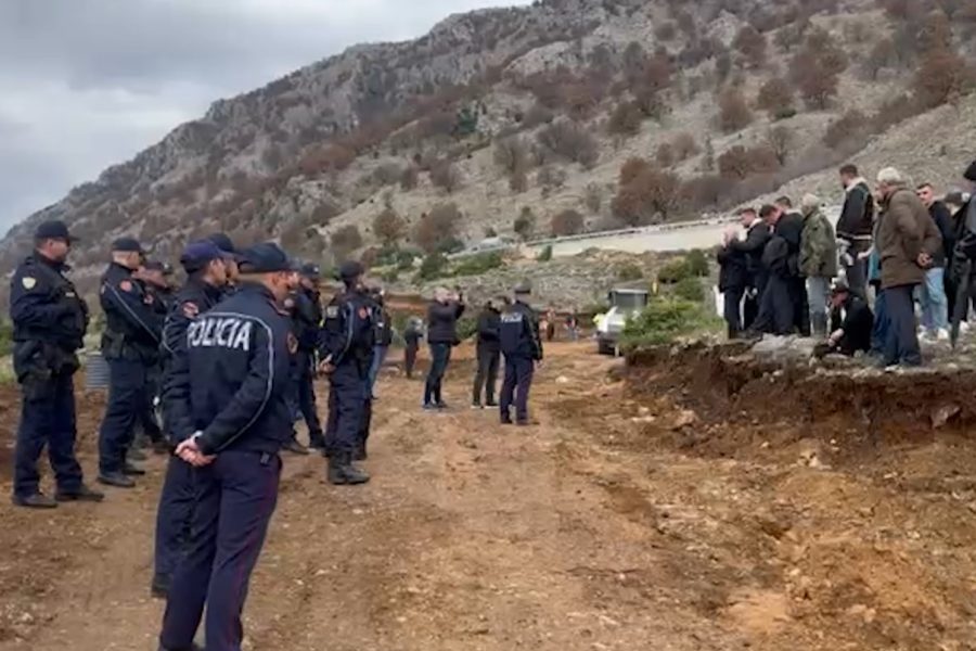 VIDEO/ Banorët e Rrjollit përplasen me policinë, njëri prej tyre humbet ndjenjat