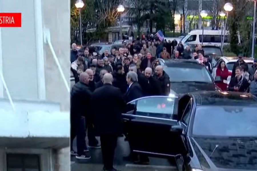 FOTOLAJM / Mbërrin Berisha, në selinë e PD pak para nisjes së protestës së 10 shkurtit
