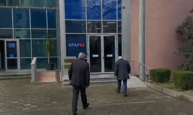 VIDEO/ Berisha paraqitet në SPAK për zbatimin e masës së sigurisë “detyrim paraqitje”