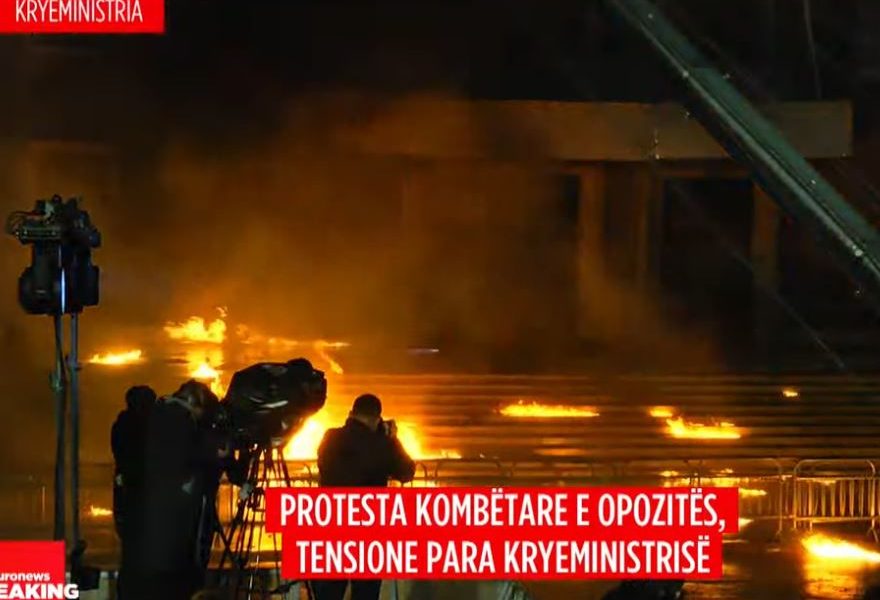 Tensione në protestë, molotovë dhe flakadanë në drejtim të Kryeministrisë