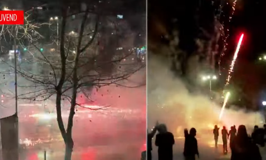 VIDEO/ Protestuesit organizojnë sulm me fishekzjarre, policia u përgjigjet me ujë dhe gaz lotsjellës