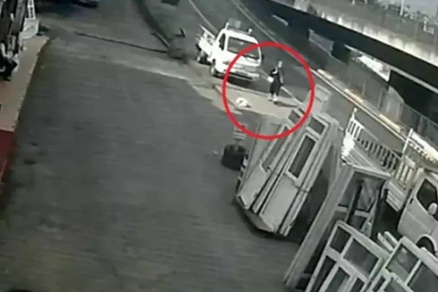 VIDEO/ Tentoi t’i shpëtonte sulmit nga një qen, studentja përplaset nga autobusi në Turqi! Në gjendje kritike