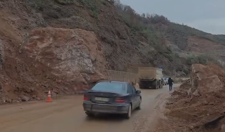VIDEO/ Hapja e qarkullimit te “Kthesat e Dragostunjës”, si paraqitet situata