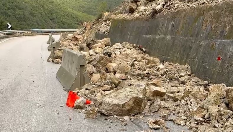 VIDEO/ Rrëshqitje dherash në zonën e “Qafës së Vishës”, bllokohet njëri krah i rrugës