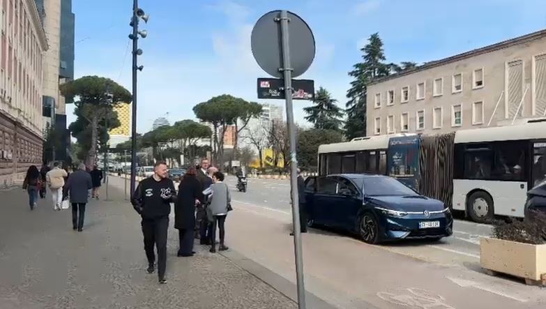 Ambasadori i BE shkon në Kryesinë e Kuvendit, takon Maznikun dhe Boçin