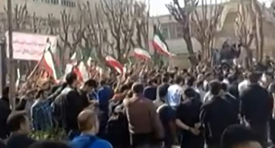Studentët iranianë protestojnë kundër Qeverisë dhe përleshen me forcat e sigurisë në Teheran