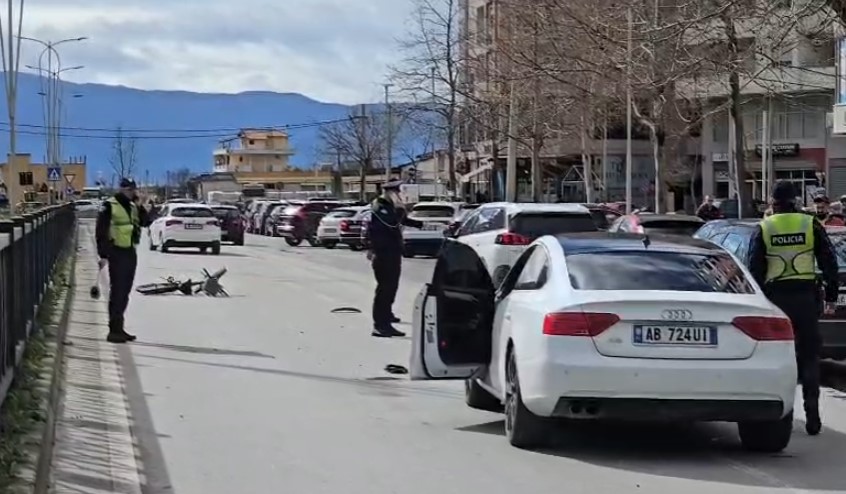 Aksident në Vlorë, makina përplas biçikletën! Një i plagosur në spital