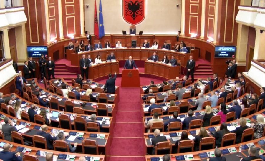 “Jemi prekur të gjithë”, Kuvendi mban një minutë heshtje për tragjedinë e Durrësit