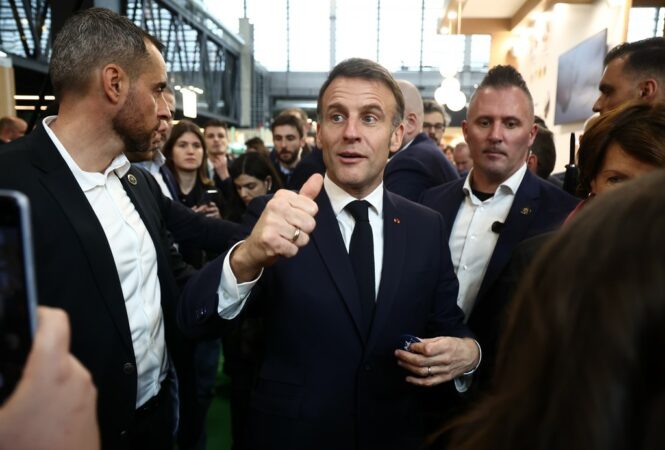 Trump vendosi 10 % tarifa globale, reagon Presidenti i Francës Emmanuel Macron