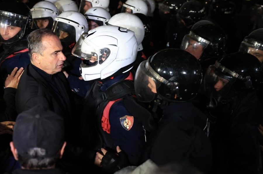 Gazi lotsjellës gjatë protestës, deputeti Luçiano Boci dërgohet me urgjencë në spital