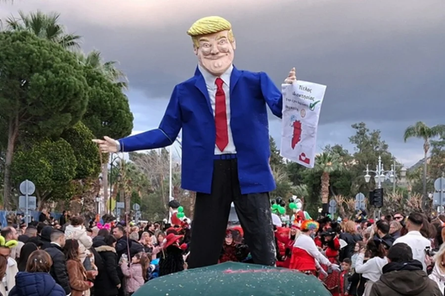 Portreti i Trump digjet gjatë karnavaleve në Greqi, veprimi shkakton reagime të shumta