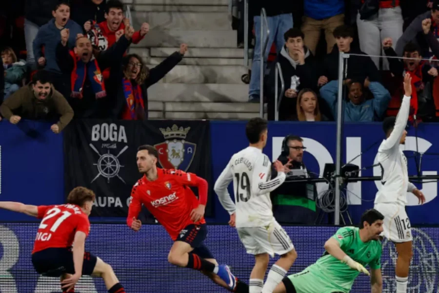 Osasuna gjunjëzon Realin e Madridit, i jep shansin Barcelonës të parakalojë Los Blancos