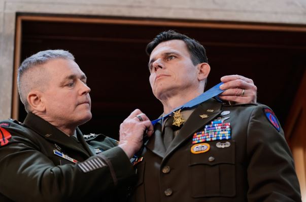 Trump i jep Medaljen e Nderit pilotit që mori pjesë në arrestimin e Maduros në Karakas