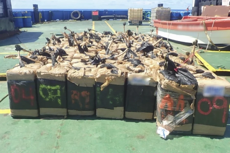 Marina franceze sekuestron 2.4 ton kokainë në Paqësor