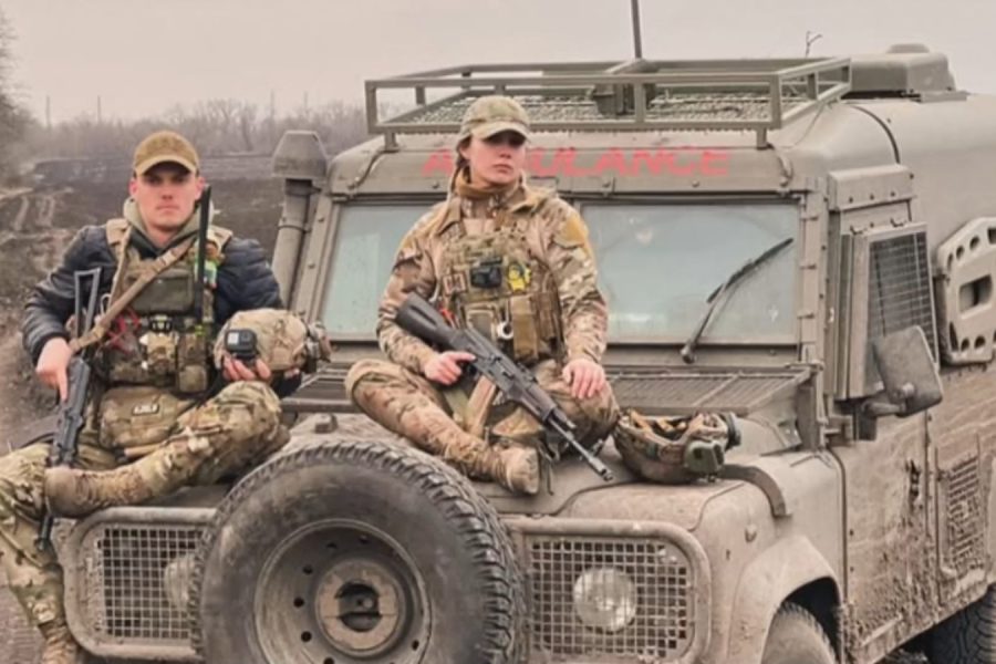 Pamje/ Nga Wall Street në front, ukrainasja braktis karrierën për t’u bërë mjeke lufte