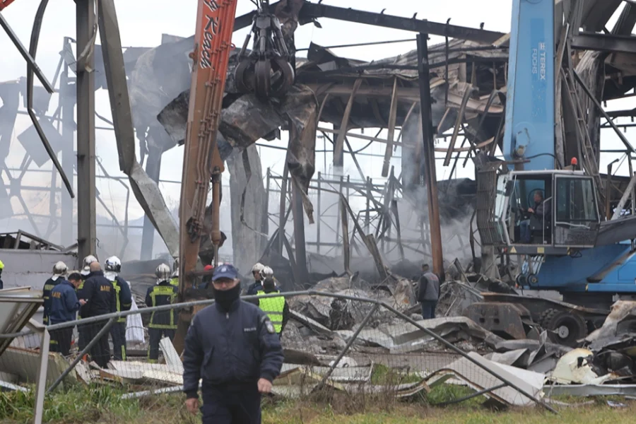 Shpërthimi në fabrikën e biskotave në Greqi, hetuesit: Tubi i propanit ishte gërryer në tre vende