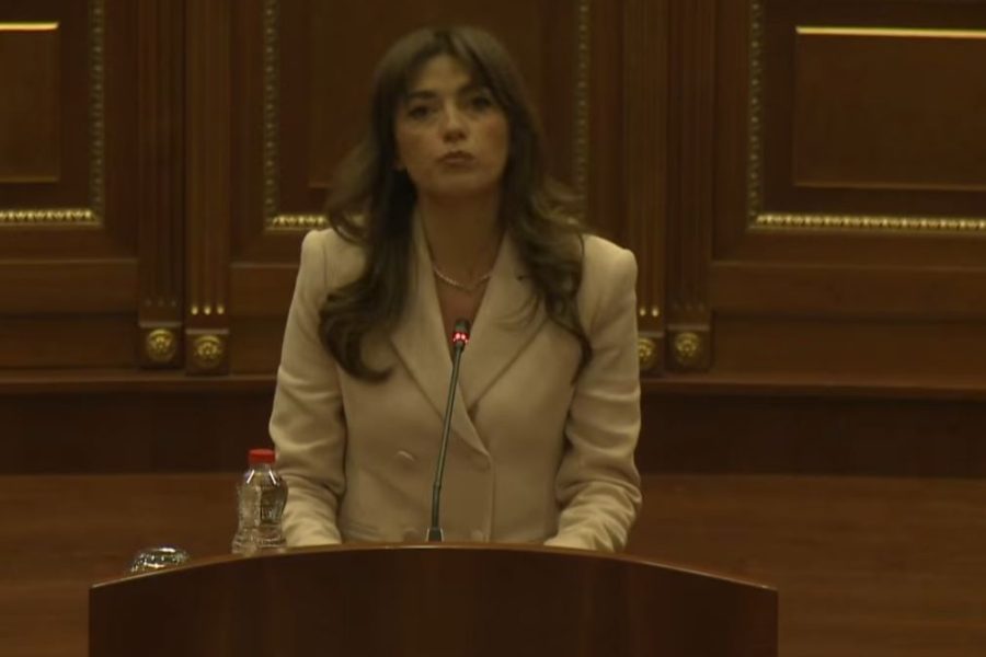 Kosovë/ Betohen deputetët, Albulena Haxhiu zgjidhet kryetare e Kuvendit