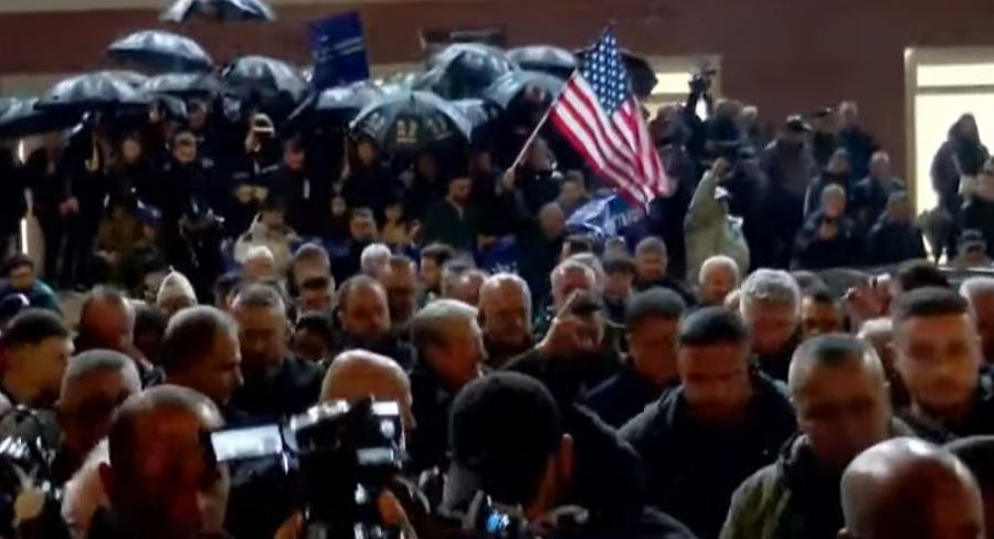 Berisha del nga selia e PD-së, i shoqëruar nga protestuesit drejt tubimit të 20 Shkurtit