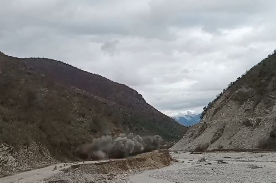VIDEO/ Forcat e xhenios zhbllokojnë me eksploziv rrugën e Zhulatit