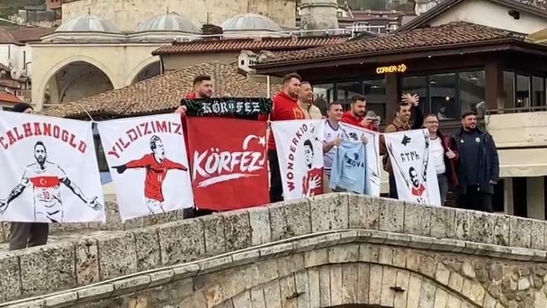 VIDEO/ Tifozët turq në Kosovë: Zemra jonë është për Turqinë, por duam një ndeshje vëllazërore