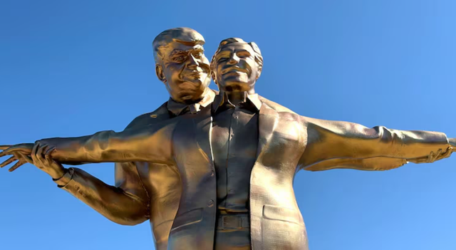 Donald Trump dhe Epstein në një statujë ari në mes të Washingtonit, si në filmin e Titanik-ut