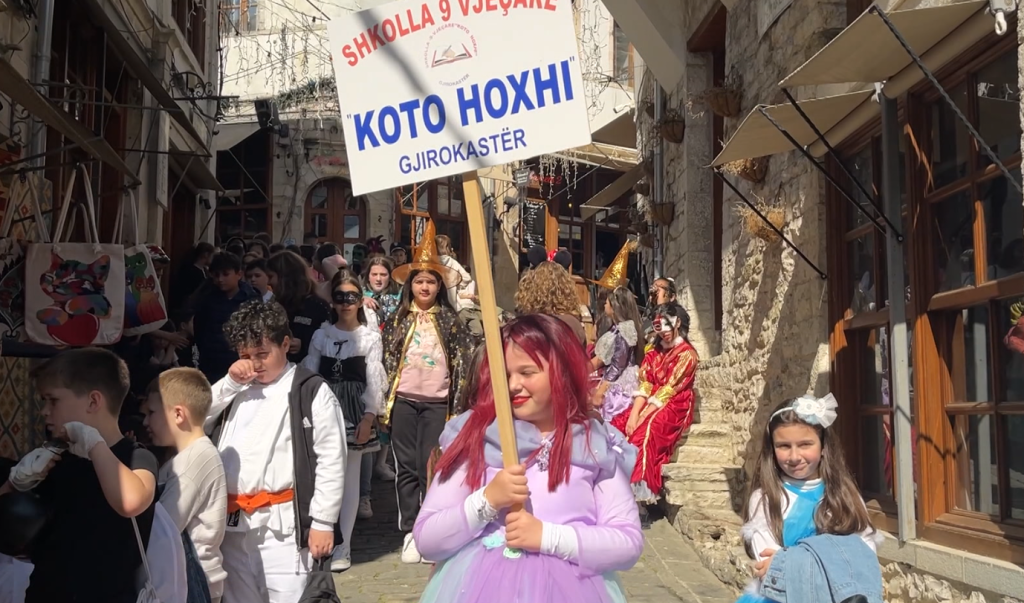 Rikthehen karnavalet  kostumet shumëngjyrëshe dhe performancat artistike gjallërojnë Gjirokastrën