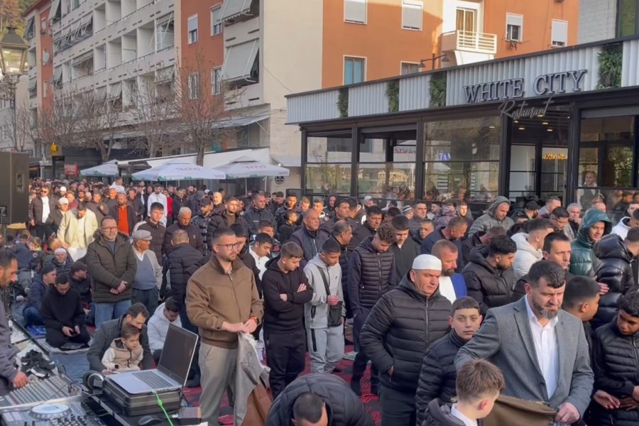 Festa e Fitër Bajramit në Berat, qindra besimtarë myslimanë mbushin pedonalen